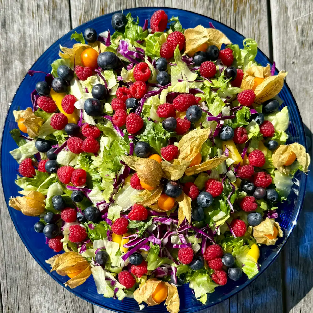 Fargerik sommersalat med friske bær og grønnsaker